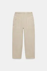 Pantalón de algodón negro con tiro medio, cintura elástica, pierna recta y grandes bolsillos laterales aplicados.