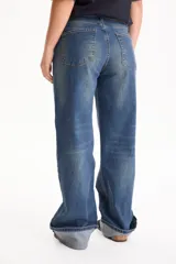 Jean wide leg negro con elastano, diseño de tiro alto y botamanga ancha con vuelta.