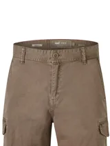 Short cargo de gabardina color marrón de la marca RKF, modelo Kunapro. Cuenta con múltiples bolsillos funcionales en los laterales, delanteros y traseros, presillas para cinturón y cierre con botón.