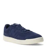 Championes urbanos New Balance de gamuza color azul marino con logo "N" en los laterales y suela color hueso.