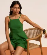 Blusa peplum de color verde, con escote cuadrado, tirantes finos ajustables y dobladillo con volados.
