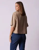Blusa blanca de lyocell con escote en V y mangas cortas.