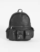 Mochila negra de cuero sintético con textura granulada, múltiples bolsillos frontales con cierres y broches, y tiras regulables.