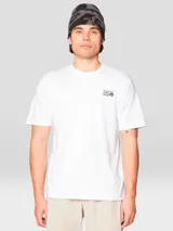 Remera blanca de manga corta y corte clásico, con estampa pequeña en el pecho de Mountain Hardwear.