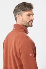 Campera térmica de polar color terracota, con cuello alto, cierre frontal parcial y detalles de parches con logo de la marca en el cuello y la manga.
