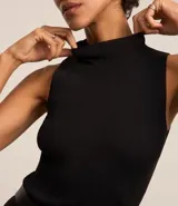 Musculosa roja de punto con cuello alto y tirantes anchos.