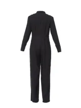 Mono largo negro con cuello y solapa, manga larga con puño de doble botón, dos bolsillos laterales y dos bolsillos de plastrón en el pecho. Cierre frontal con cartera oculta.