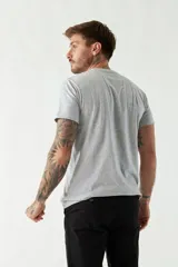 Remera de algodón de corte regular, con cuello redondo, manga corta y logo bordado en el pecho.