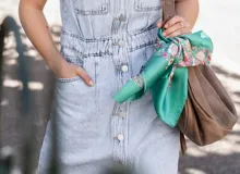 Pañuelo de seda color verde agua con estampado de flores rosas y blancas.