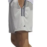 Short deportivo Adidas Basketball Legends color gris con tres tiras verticales azules a los costados.