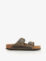 Sandalias Birkenstock modelo Arizona, color marrón, con doble tira ajustable con hebilla metálica y plantilla anatómica de corcho. Suela de goma EVA. Fabricadas en Alemania.