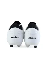 Championes de fútbol Umbro modelo Legend, color negro con suela blanca y tacos moldeados. Presenta el logo Umbro en blanco en el lateral y una pequeña bandera italiana (verde, blanco y rojo) cerca de los cordones.