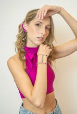 Par de caravanas trepadoras con apliques de strass fucsia y caravanas colgantes con forma de flor.