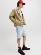 Bermuda de jean de calce relajado para hombre, confeccionada en denim de algodón en color celeste claro con efecto lavado.
