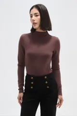 Body de manga larga color negro, con cuello alto y ajuste al cuerpo.