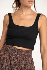 Top negro de viscosa con textura acanalada, corte ajustado y breteles anchos.