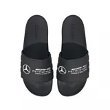 Ojotas Adidas Adilette Comfort, diseño en colaboración con Mercedes AMG Petronas. Color negro con el logo de Mercedes y la inscripción del equipo estampados en blanco en la banda superior.