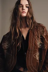 Kimono abierto de terciopelo color marrón, con diseño acolchado y bordados florales en hilo dorado en el frente. Presenta mangas largas y costuras decorativas a contraste.