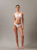 Colaless blanca de algodón elástico extra suave, con cintura fina y flexible con logo de Calvin Klein en el lateral.