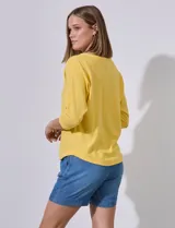 Buzo amarillo de algodón marca Ninety, con escote en V y mangas 3/4. Tejido fino con pespuntes verticales en el centro del frente y la espalda.