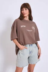 Bermuda de jean celeste claro, corte a la rodilla.