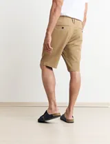 Bermuda color verde.