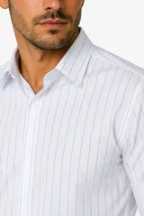 Camisa de algodón a rayas verticales azules y blancas, de manga larga, con cuello camisero y cierre frontal con botones.