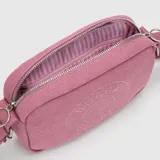 Bolso tipo bandolera de lona en color gris oscuro, con diseño compacto y cierre superior. Presenta un logo circular grabado en el frente y correa ajustable con el nombre de la marca.