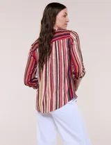 Blusa Zac & Rachel de gasa estampada con rayas verticales en tonos rojos, bordo y azul marino. Cuenta con cuello a la base, escote en V con tapeta de botones y mangas largas regulables.