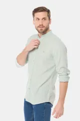 Camisa de lino color verde claro, con cuello mao, manga larga y botones personalizados.