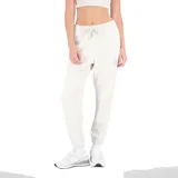 Pantalón de jogging color crema, con cintura elástica ajustable con cordón, bolsillos laterales y logo de New Balance estampado en la pierna izquierda.