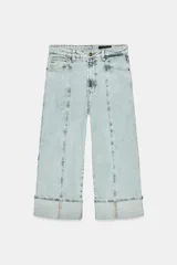 Jeans capri de tiro medio con cintura con trabillas y cinco bolsillos. Presenta pespuntes marcados a contraste y bajo acabado en vuelta.