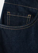 Jeans de corte ancho en color azul oscuro, con tiro medio y costuras pespunteadas en contraste.