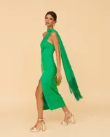 Vestido midi verde esmeralda de fiesta, con escote asimétrico y chal drapeado al cuello.