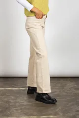 Jean tiro alto de algodón denim color celeste, con cuatro bolsillos, cierre de botón y cremallera, y diseño de pierna recta.