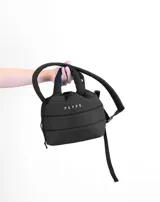 Bandolera azul acolchada con correa ajustable y asa de mano.