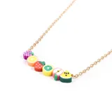 Collar dorado con cadena de eslabones y dijes de frutas de colores.