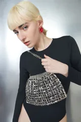 Cartera de fiesta color plateado con diseño de malla metálica y correa de hombro de eslabones.