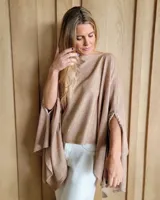 Poncho tejido tipo cashmere color camel con detalle de crochet en las mangas.
