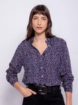 Camisa estampada azul con lunares blancos y rosados, de corte holgado y manga larga con puños abotonados.