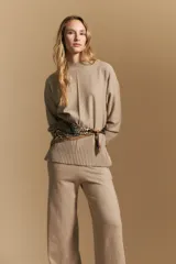 Pantalón de punto de corte ancho y fluido, con cintura elástica y diseño relajado.