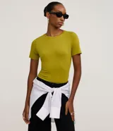 Blusa básica de viscosa verde oliva, con escote redondo, manga corta y diseño liso y ajustado.