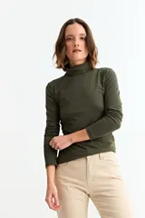 Remera básica de manga larga con cuello polera, confeccionada en tejido suave y elástico.