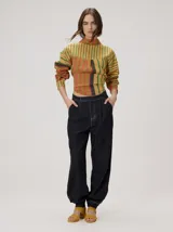 Pantalón de mezclilla oscura, de corte holgado y diseño abombachado en los tobillos con costuras en contraste y bolsillos laterales.