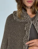 Ruana de lambswool color gris oscuro, con cuello alto y detalles bordados a mano en relieve en el cuello y a lo largo de la abertura frontal.