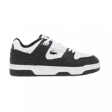 Championes Lacoste modelo Courtcage, de diseño urbano con paneles en contraste de color blanco y negro. Presentan el logo del cocodrilo bordado en el lateral, cierre con cordones y suela de goma resistente.