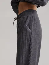 Pantalón de jogging gris con textura acanalada y corte holgado.