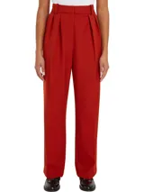 Pantalón de vestir rojo de corte recto con pinzas en la cintura.