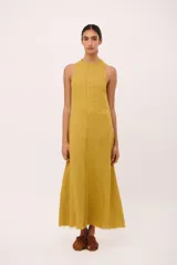 Vestido largo color mostaza de lino italiano, con cuello redondo y corte musculosa.