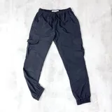 Pantalón cargo negro de nylon con puños elásticos.